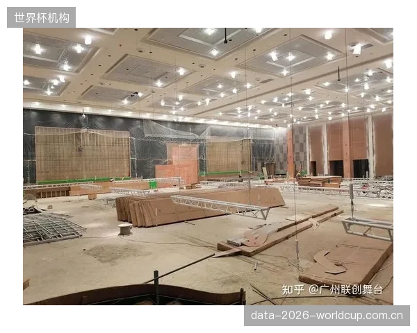 运营期间的临时舞台、广告牌搭建，正在对前期精准的RT60算法设计造成二次破坏，暴露出场馆声学环境维护流程的缺失